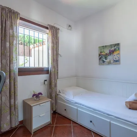 Villa Stunning Family With Pool Ref 156 *
